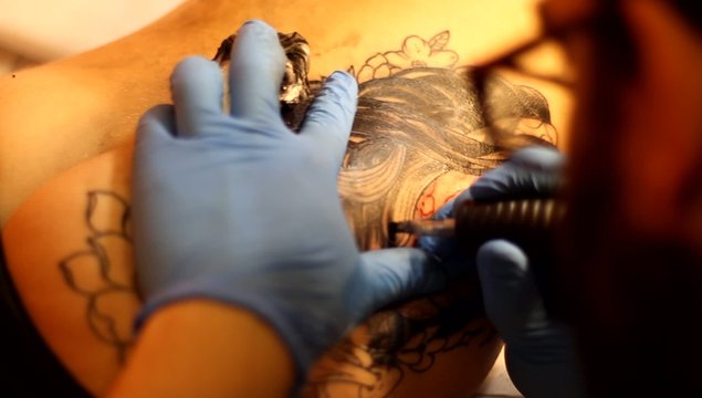 tatuando a una chica