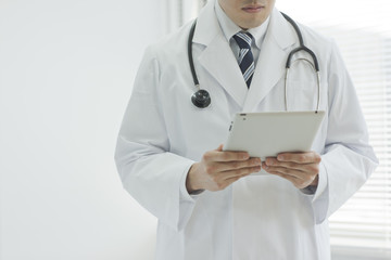 タブレットPCを持った医師