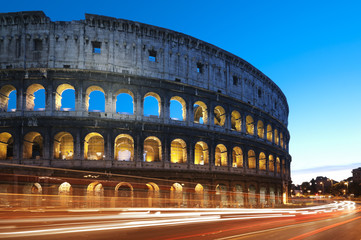 Fototapeta na wymiar Koloseum w nocy. Rzym - Włochy