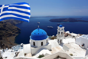 Île de Santorin avec le drapeau de la Grèce