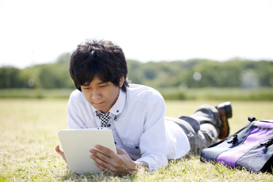 2 Best 日本人 東洋人 芝生 寝る うつ伏せ 若い Images Stock Photos Vectors Adobe Stock