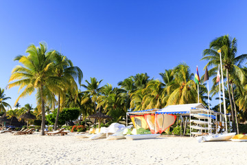 Installations nautiques sur plage de sable blanc