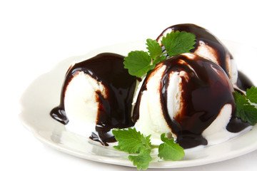 vanilla ice cream wiht chocolate topping