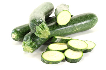 frische aufgeschnittene Zucchinis
