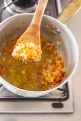 soffritto di sedano, carota e cipolla in pentola