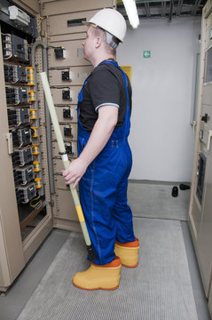 electrician in the electrical distribution