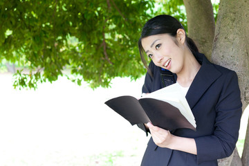Fototapeta premium asian businesswoman working in the park