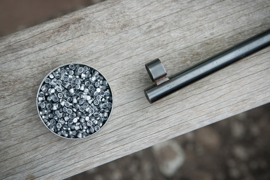 Ein Luftgewehr liegt auf einem Holzgel&auml;nder
