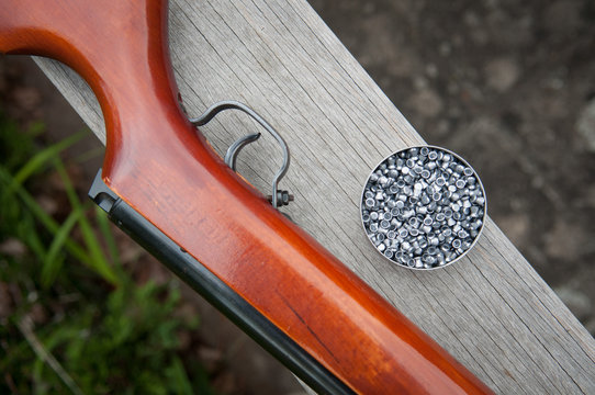 Ein Luftgewehr liegt auf einem Holzgel&auml;nder