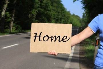 Tramper mit Schild Home