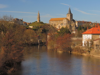 Obraz premium La Gartempe ; Ville de Montmorillon ; Vienne ; Poitou-Charente