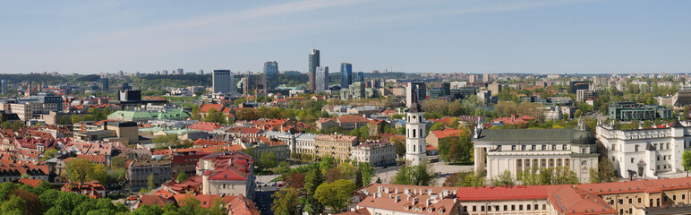Fototapeta na wymiar Miasto panoramiczny widok - stare i nowe Wilno