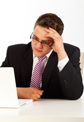 mann am schreibtisch mit laptop