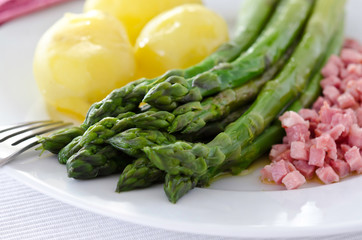 Green asparagus with ham and potatoes