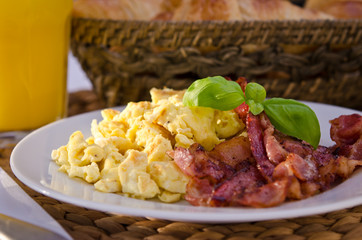 Scrambled eggs with bacon
