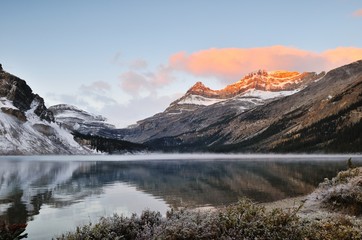 Fototapeta na wymiar Bow Lake sunrise, Park Narodowy Banff