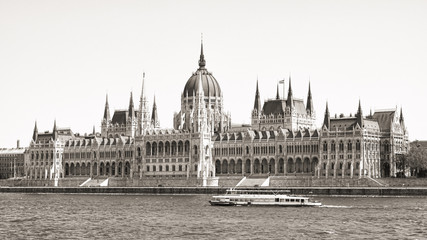 budapest parliament (monochrome) - 41728936