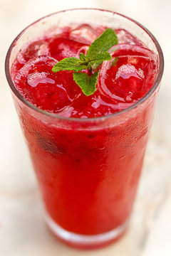 Cold strawberry lemonade