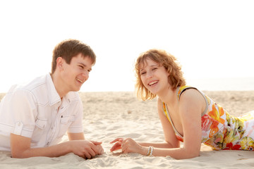 Pärchen liegt im Sand und geniesst die Sonne