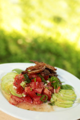 Tomatensalat an Avocado und Brotchips