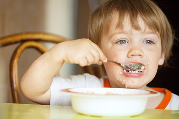 Child himself eats cereal