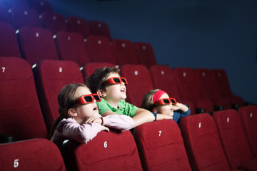 Podekscytowane dzieci oglądające kreskówkę w kinie 3D - 41739754