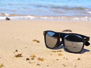 Fototapeta na wymiar lunettes sur le sable A