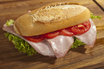 panino con prosciutto cotto e pomodori