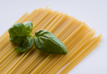 Spaghetti z listkiem bazylii