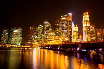 Obraz na płótnie Canvas Singapur panoramę miasta nocą.
