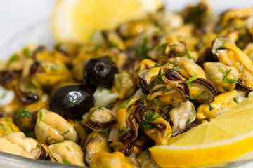 Mussels with parsley and lemons