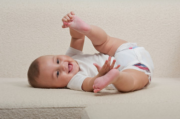Baby spielt mit seinen Füßen