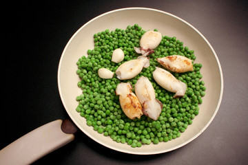 Calamari alla griglia con pisellini
