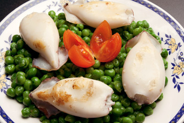 Calamari alla griglia con pisellini