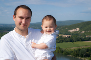 jeune papa et son fils