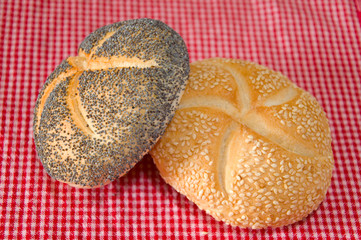 Mohnbrötchen und Sesambrötchen