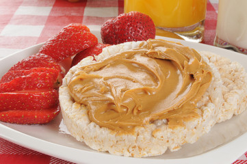 Rice cakes with peanut butter and strawberries
