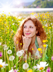 hüpsches Mädchen in Pusteblumenwiese / dandelion-1 © Patrizia Tilly