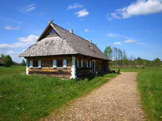 Fototapeta na wymiar Stary dom w Białowieży