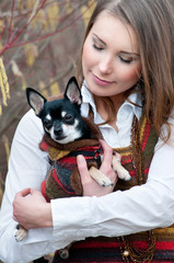 mädchen mit chihuahua in modischem outfit