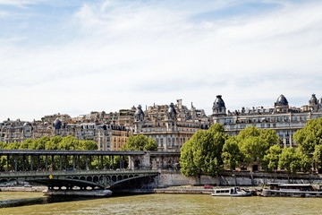 Paris, immeubles au bord de la Seine.