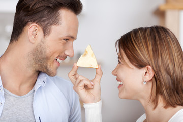 lachendes paar mit käse