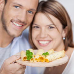 lachendes paar mit käseplatte