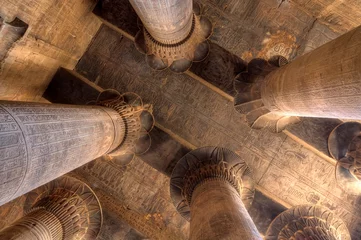 Afwasbaar Fotobehang Egypte Prachtige kolommen in de tempel van Khnum, Egypte