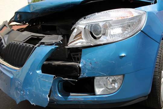 Ein Unfallschaden am Unfallauto nach Autounfall