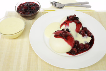 Germknödel mit roter Grütze
