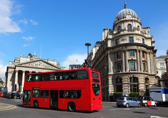 Rolgordijnen Londense straat met rode dubbeldekkerbus © Tupungato