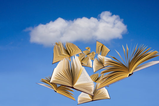 libros volando sobre cielo azul
