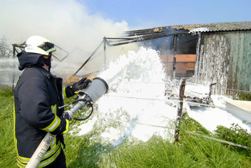 Feuerwehr löscht Brand mit Schaum
