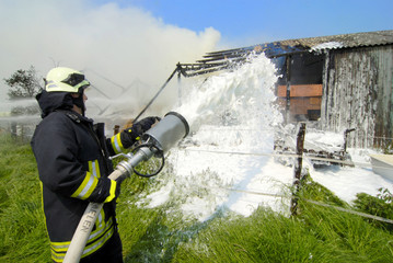 Feuerwehr löscht Brand mit Schaum